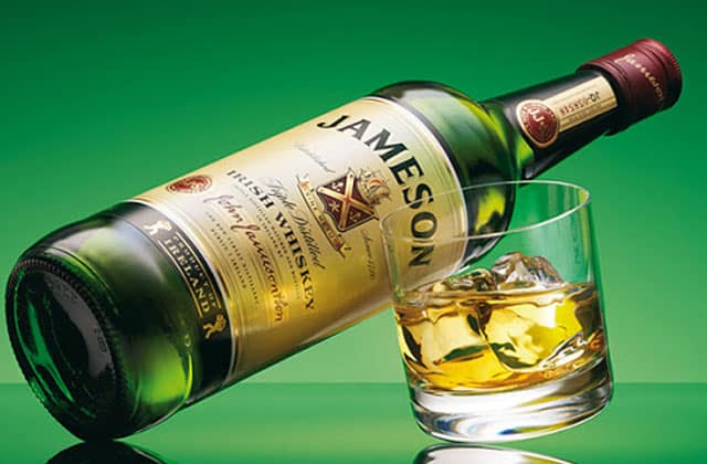 Rượu whisky rượu Jameson uống với ly rocks