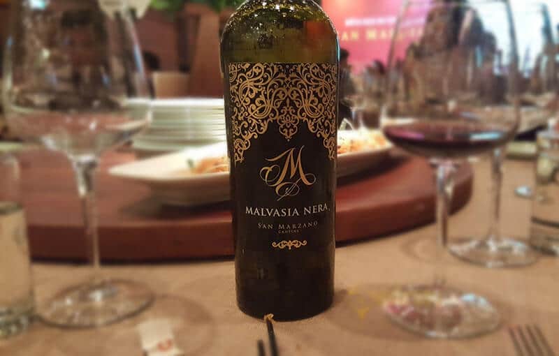 Rượu Vang Malvasia Nera M trong bữa tiệc sang trong