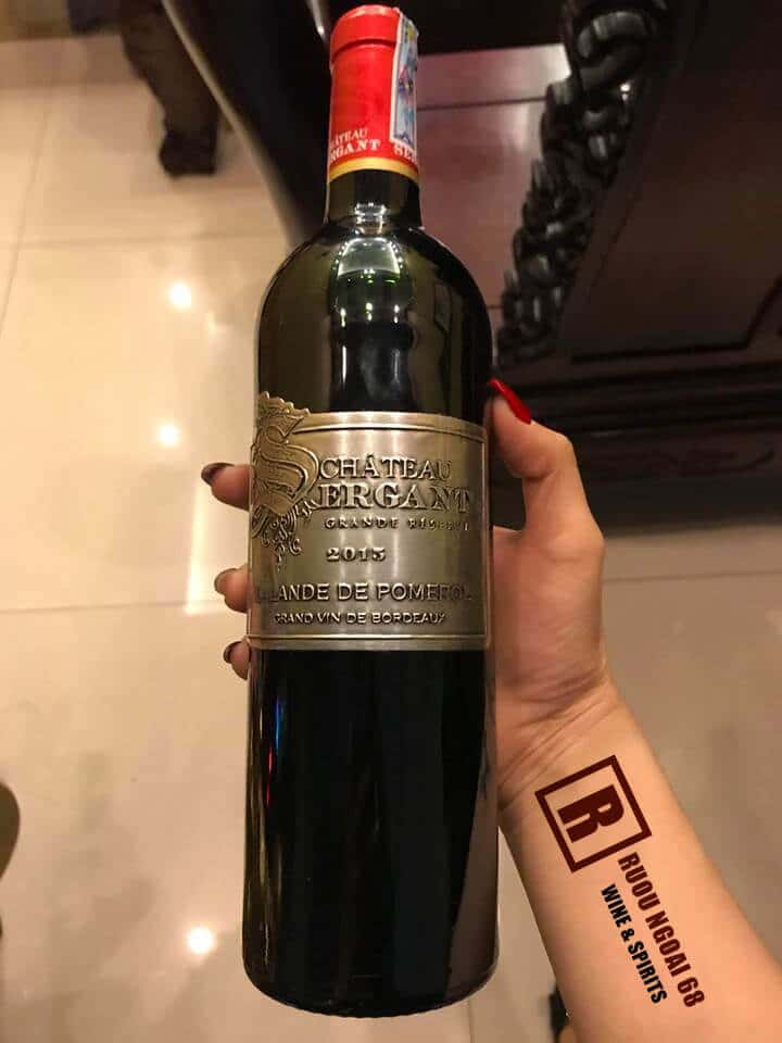 Rượu Vang Pháp Chateau Sergant Rượu Vang Pháp Chateau Sergant cầm trên tay