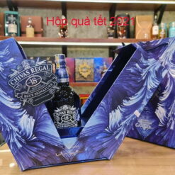 Chivas 18 Blue Hộp Quà 2021 Chivas 18 Blue Hộp Quà 2021 được mở ra