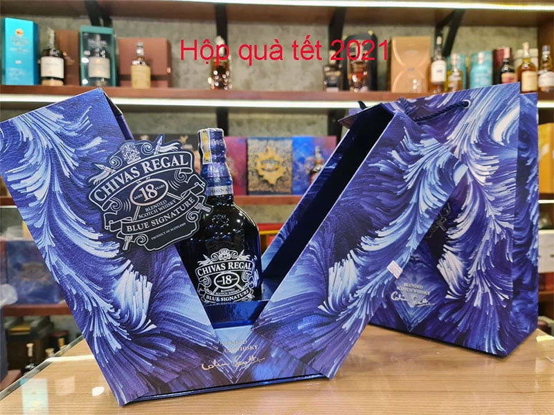 Chivas 18 Blue Hộp Quà 2021 Chivas 18 Blue Hộp Quà 2021 được mở ra