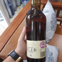 Rượu Lagavulin 16 UK trên tay