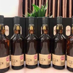 Rượu Lagavulin 16 UK trên bàn