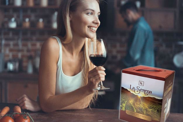 Rượu Vang Bịch La Serena 3 Lít cô gái xinh đẹp