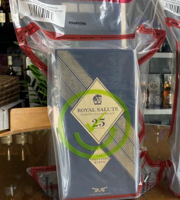 Rượu Chivas 25 Xách Tay Chai Sứ Rượu Chivas 25 Xách Tay Chai Sứ thực tế