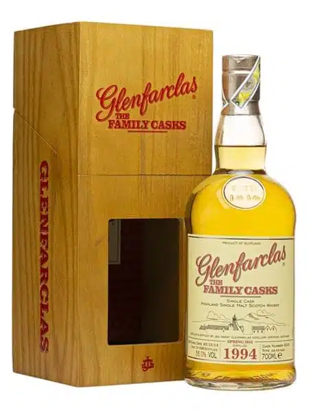 Rượu Glenfarclas 1994 - 2014 Rượu Glenfarclas 1994 - 20 năm, đóng chai 02/12/2014, được 640chai trong seri The Family Casks, vùng Speyside, Scotland.