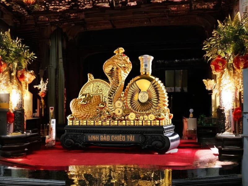 Top 5 rượu hình con rắn mang phong cách Tết 2025 Rượu hình con rắn