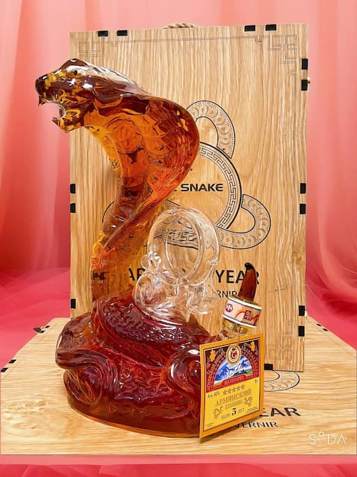 Top 5 rượu hình con rắn mang phong cách Tết 2025 Rượu hình con rắn lưng ngọc