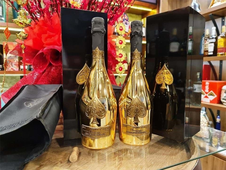 Champagne là bài Champagne Armand de Brignac Gold Brut
