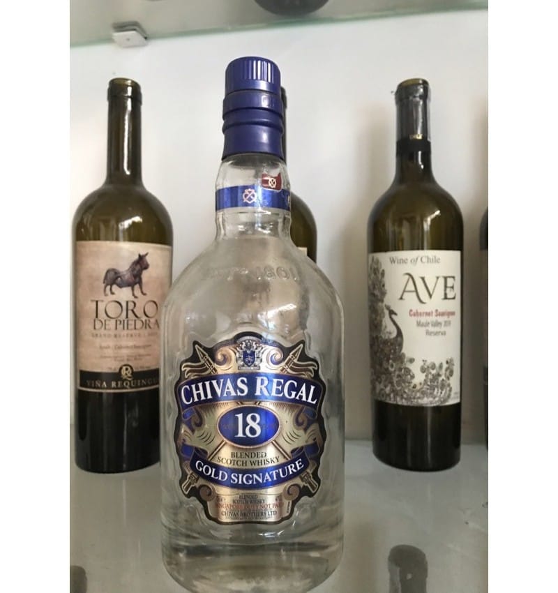 Vỏ chai rượu chivas 18
