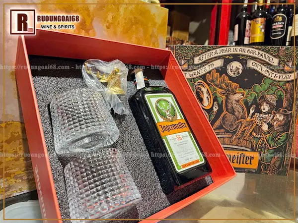 HỘP QUÀ JAGERMEISTER 700ML + 2 Ly Whisky + 1 đầu rót rượu