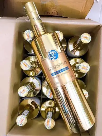 Vodka Marinoff Premium màu vàng sang trọng